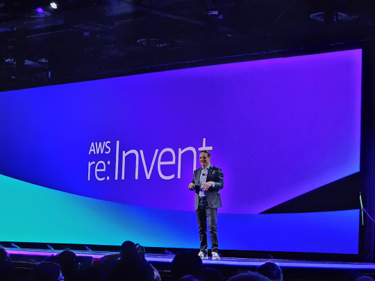 아담 셀립스키 AWS CEO가 AWS 리인벤트 2023 행사에서 키노트 발표를 하는 모습. 팽동현 기자